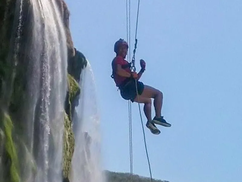Rappel sobre pared – Cascada de Tamul