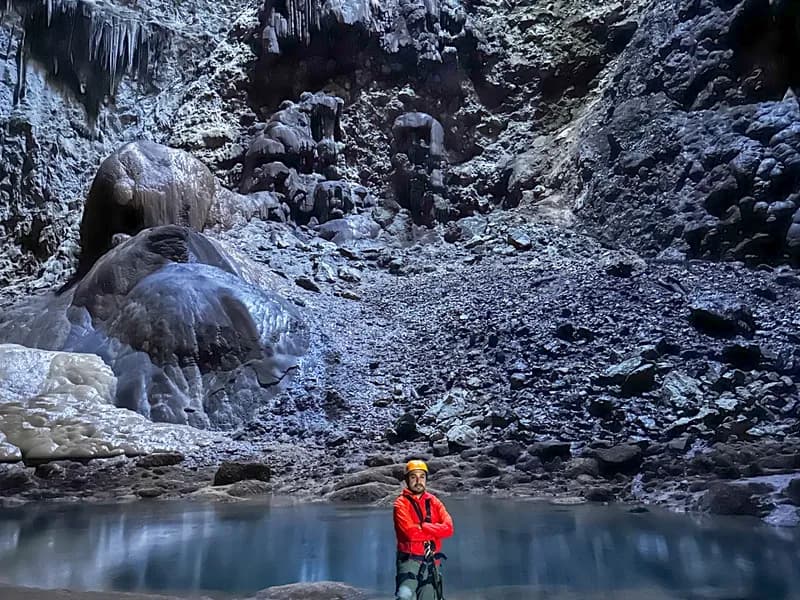 Descenso en rappel – Sótano del Cepillo